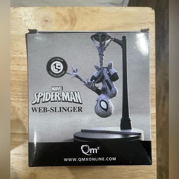 Marvel’s Spiderman Statue Black and White - Picture 3 of 3